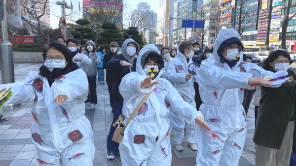 후쿠시마 핵발전소 사고 13주기를 맞아, 울산 시민들이 '지금도 끝나지 않은 후쿠시마 사고를 기억하자'며 거리 행진을 하고 있다. (사진=탈핵신문)